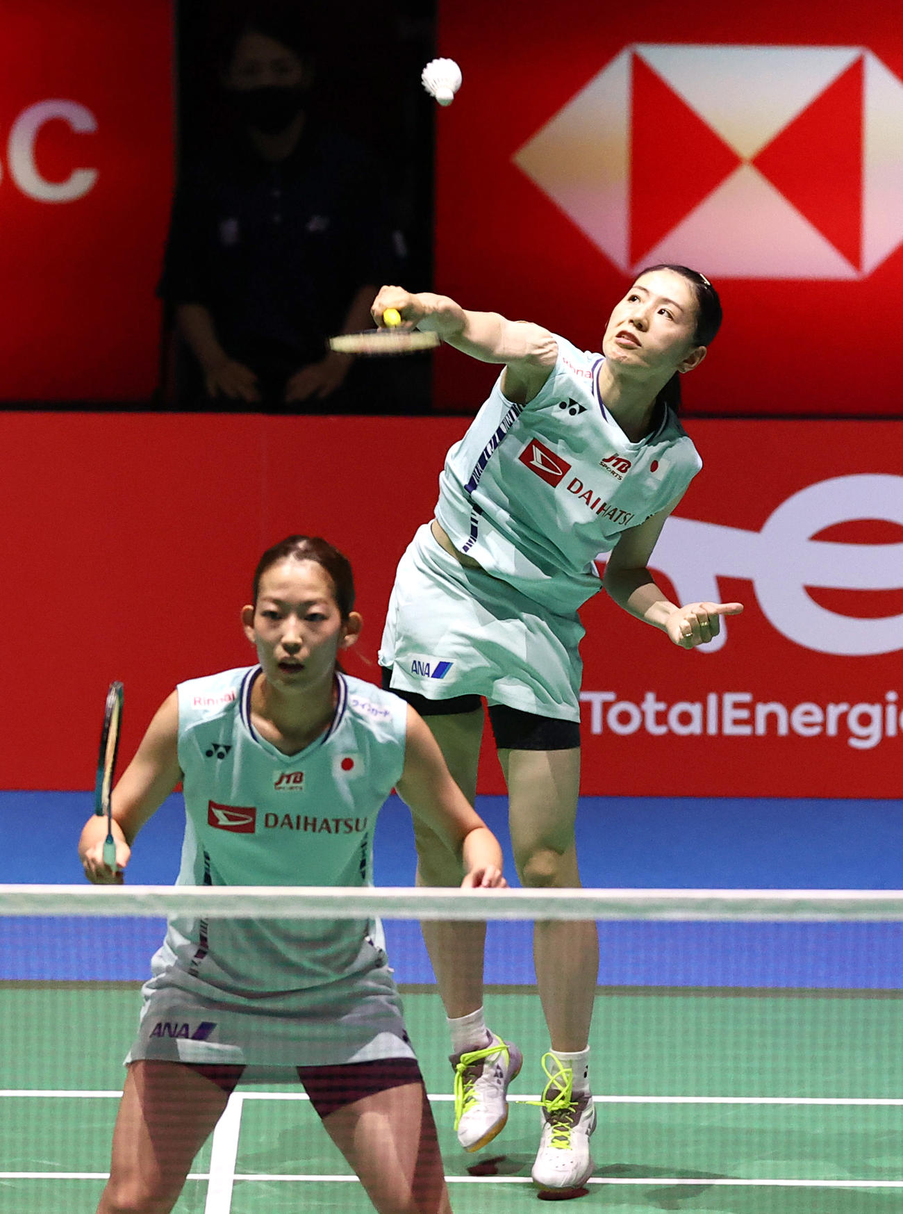 女子ダブルス3回戦に勝利した松山奈未（左）、志田千陽組（代表撮影）