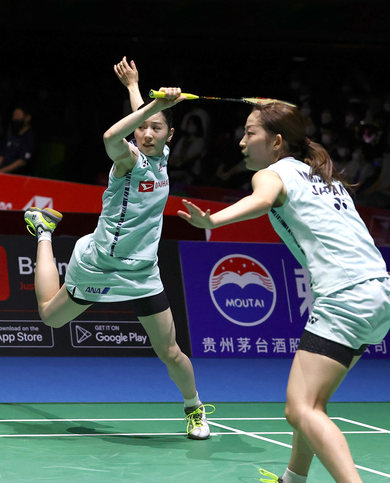 バドミントン世界選手権　女子ダブルス3回戦に勝利した松山奈未（右）、志田千陽組（代表撮影）