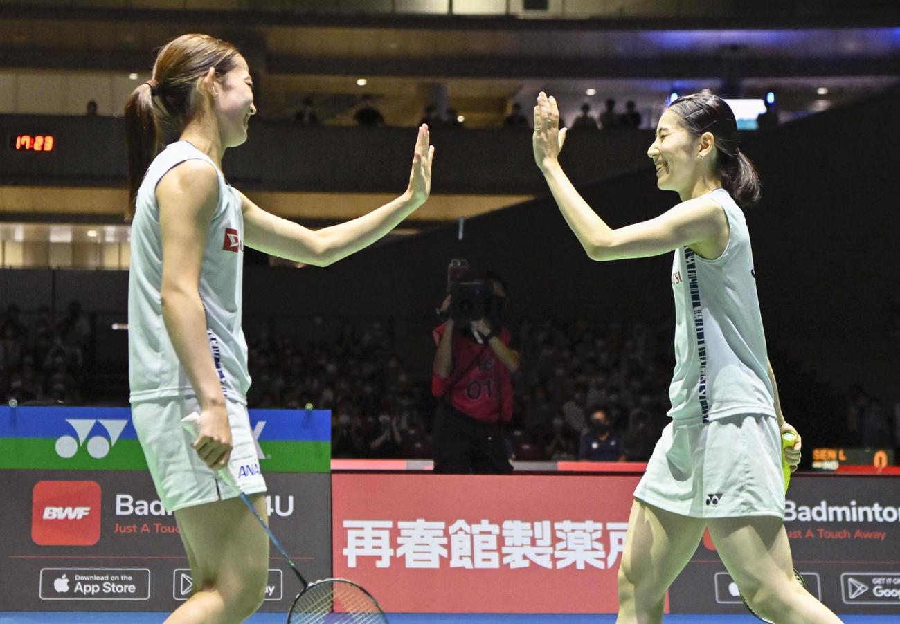 女子ダブルス3回戦で勝利した志田（右）、松山組（共同）