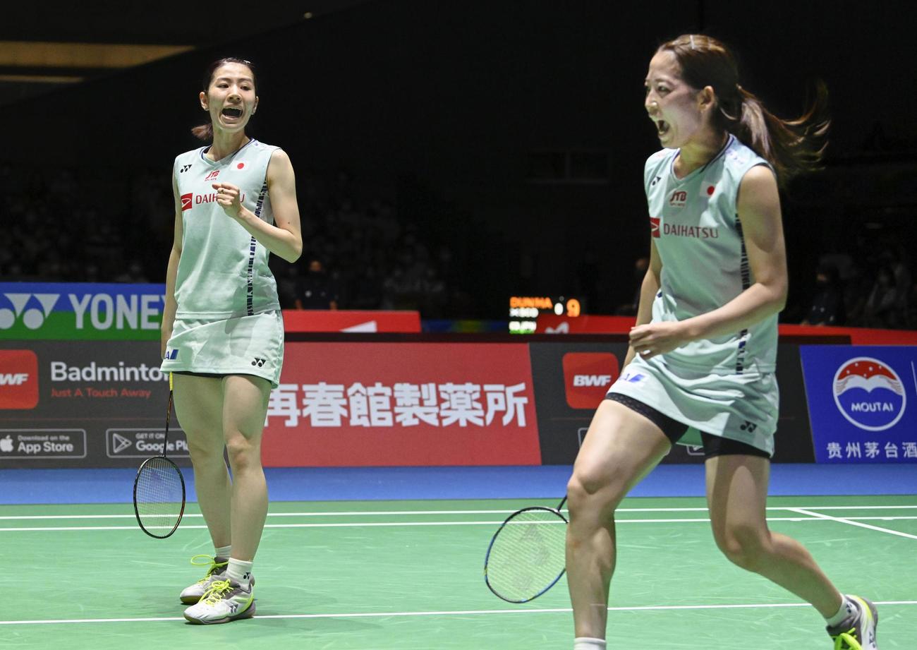 女子ダブルス3回戦　ポイントを奪い喜ぶ志田（左）、松山組（共同）