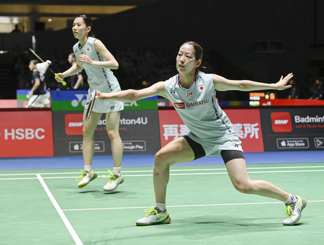 女子ダブルス3回戦　マレーシアペアと対戦する志田（左）、松山組（共同）