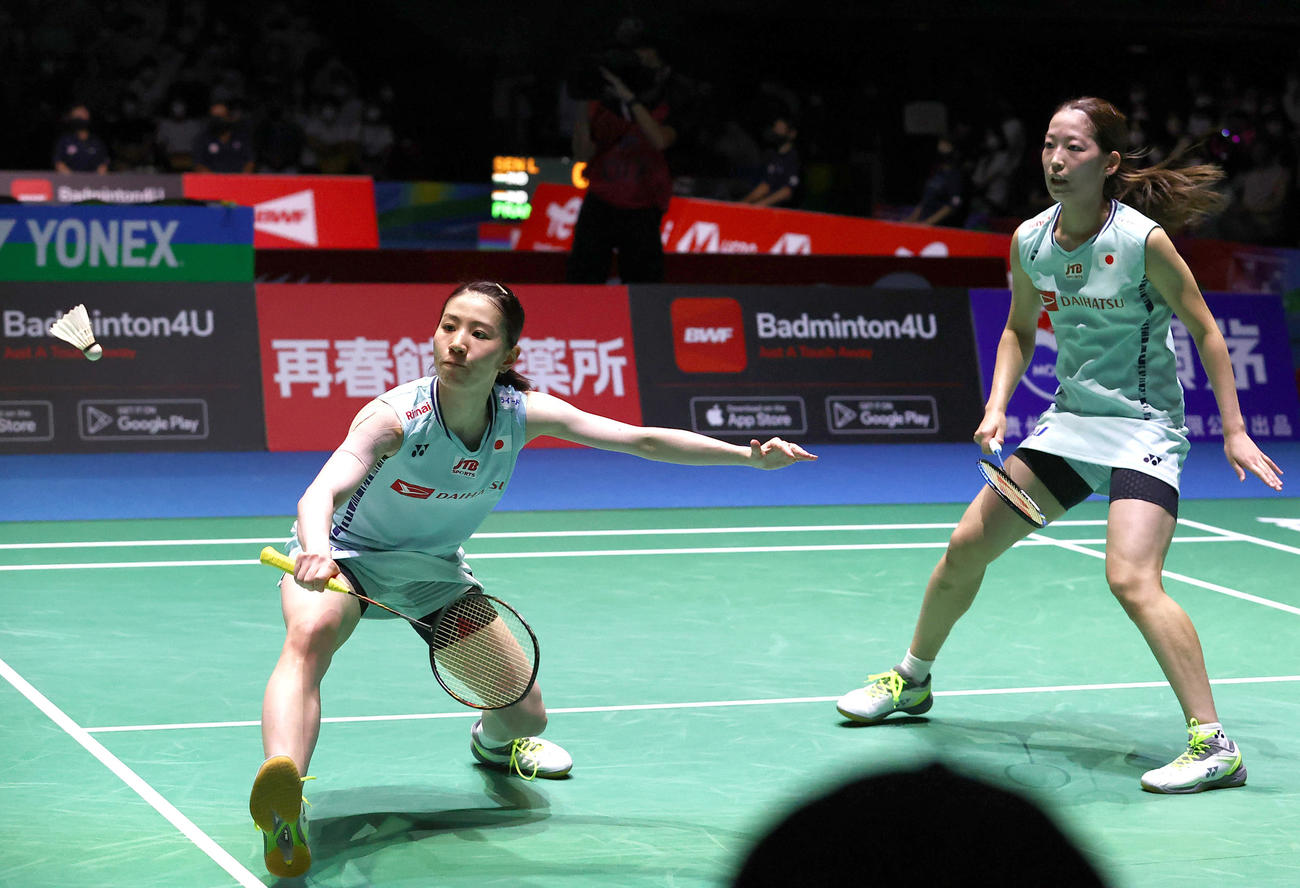 女子ダブルス3回戦に勝利した松山奈未（右）、志田千陽組（代表撮影）