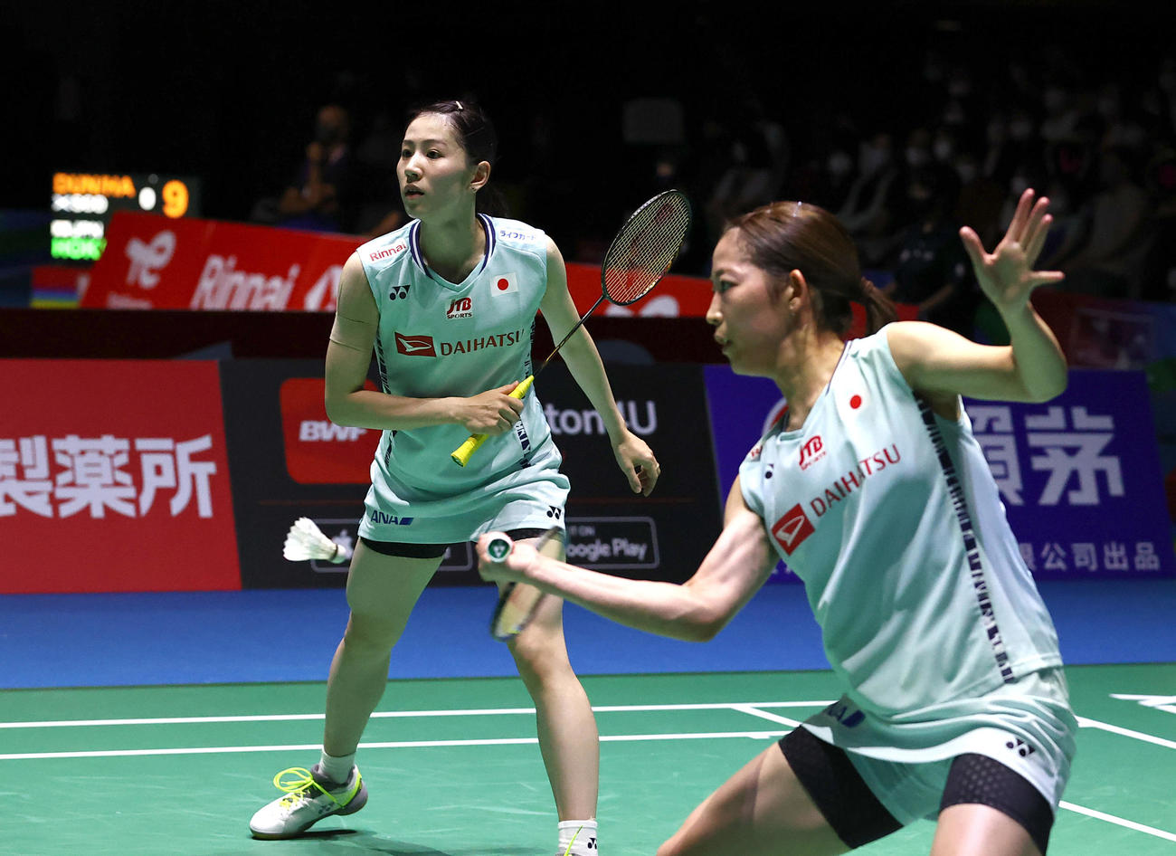 女子ダブルス3回戦に勝利した松山奈未（右）、志田千陽組（代表撮影）