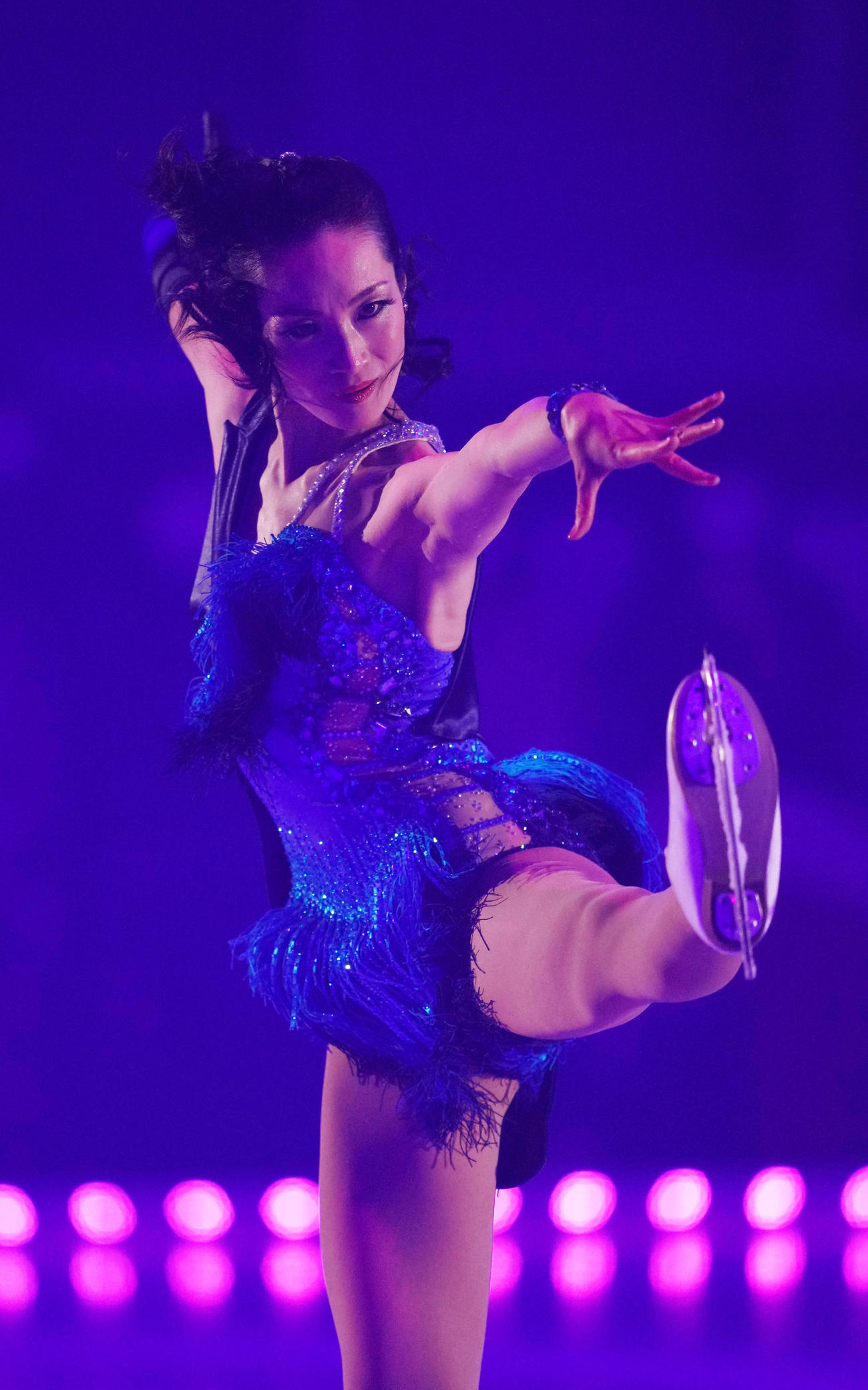 クールな表情で演技する荒川静香さん（撮影・横山健太）