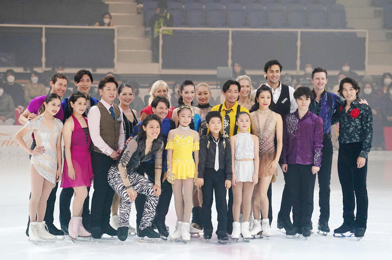 公開リハーサル前、笑顔で写真に納まる出演者たち（撮影・横山健太）