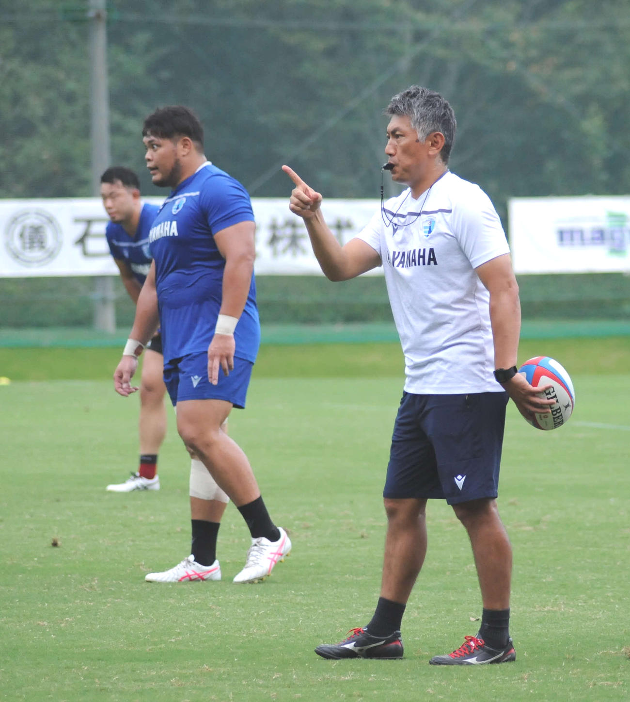選手らに指示を出す静岡ブルーレヴズの堀川ヘッドコーチ（右）