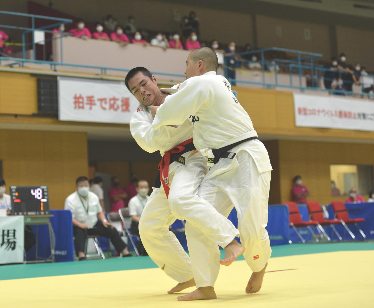 男子90キロ級決勝、竹下（右）に技を仕掛ける伊藤