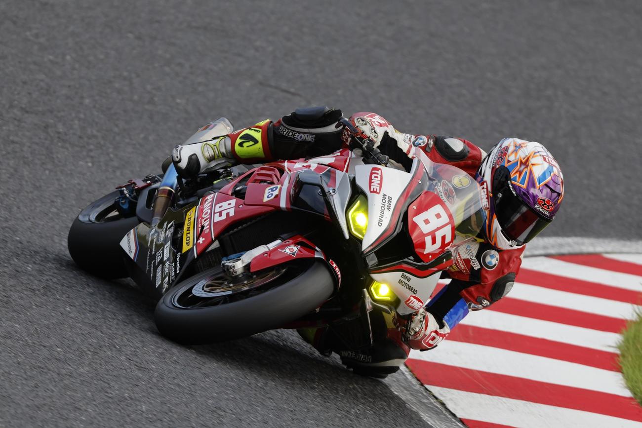 8月の鈴鹿8時間耐久ロードレースで走行するライダー（TONE RT SYNCEDGE4413 BMW提供）