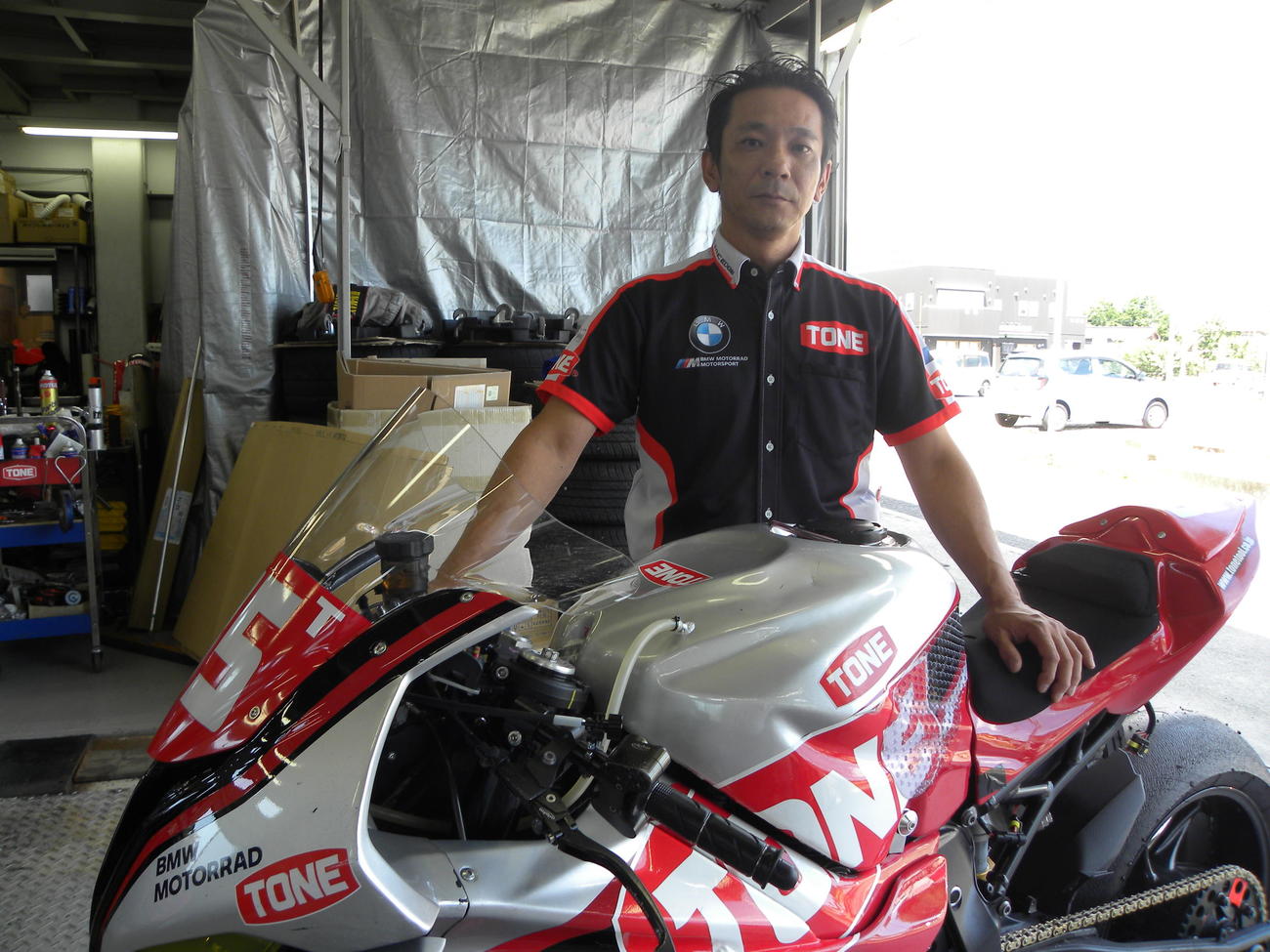 9月のボルドール24時間耐久ロードレースに向けて準備を進める「TONE RT SYNCEDGE4413 BMW」の高村嘉寿氏（撮影・松本航）