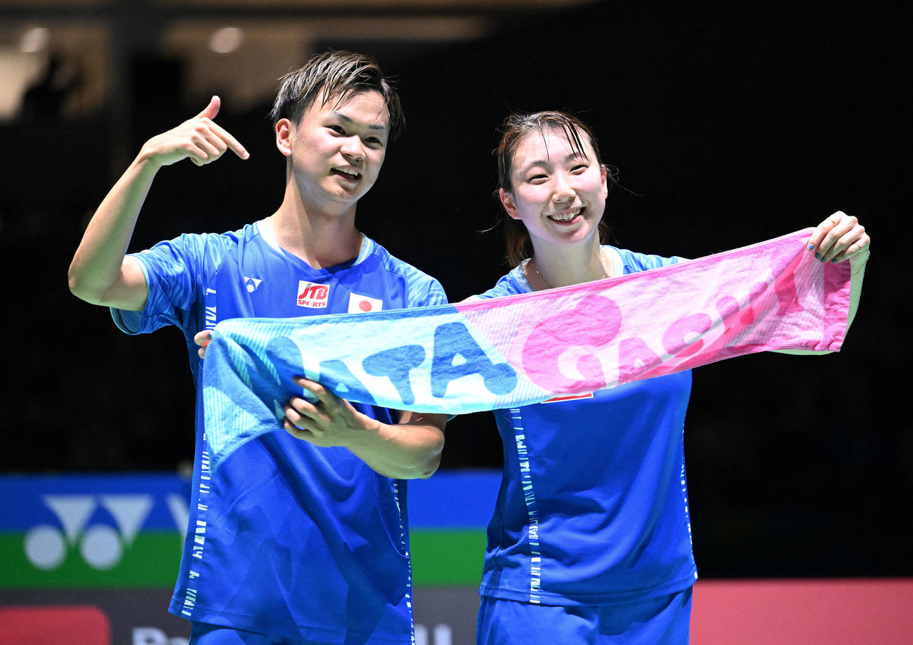 混合ダブルス準々決勝で勝利し記念撮影する渡辺（左）と東野組（撮影・滝沢徹郎）