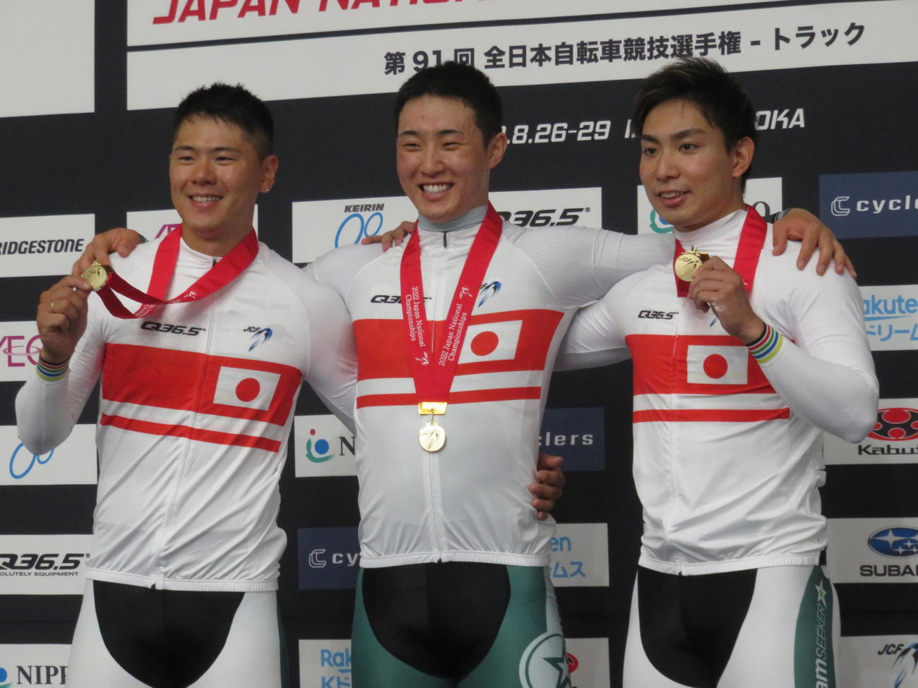 男子チームスプリントを大会新で制した、左から長迫吉拓、中野慎詞、小原佑太