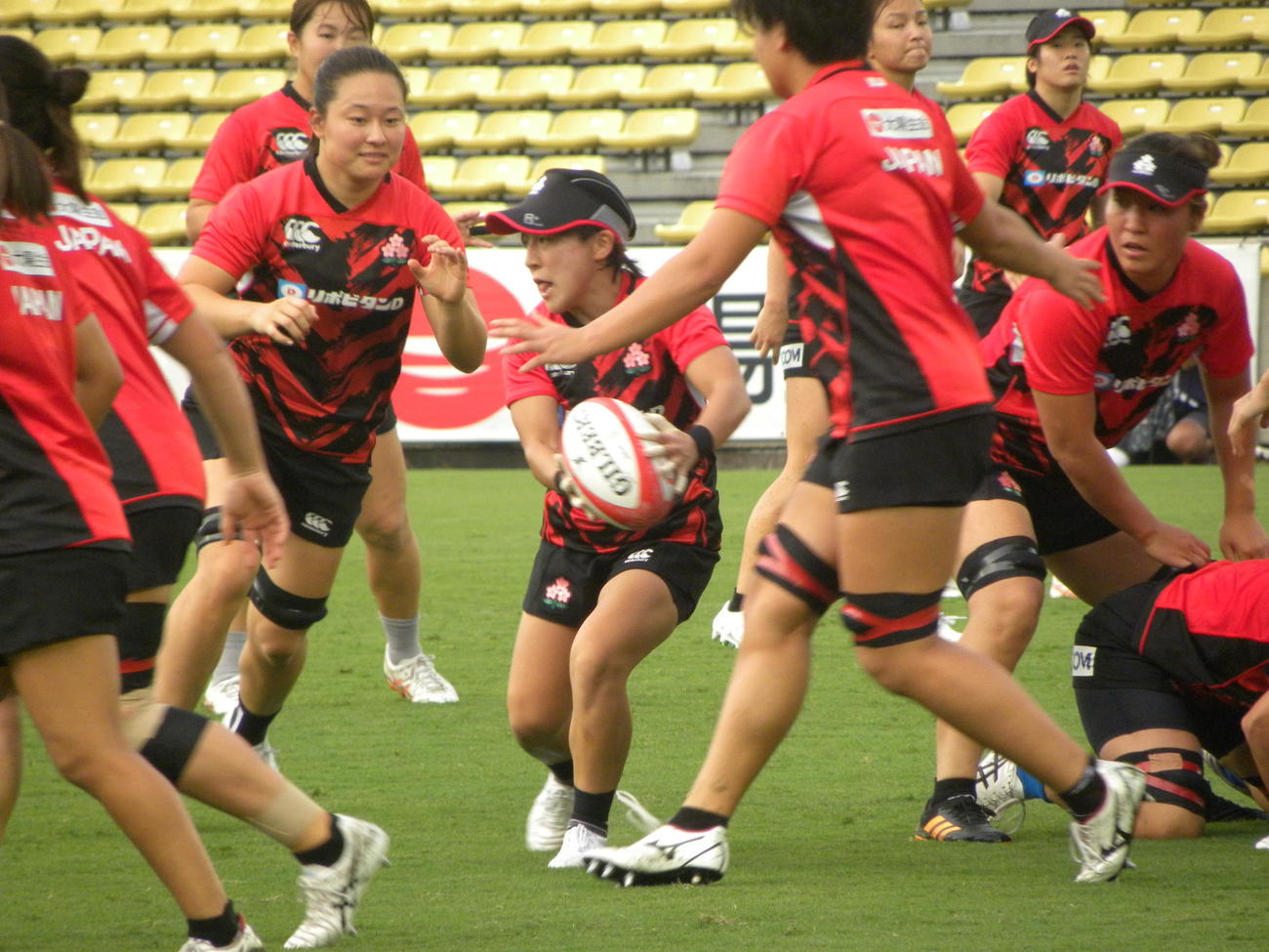 アイルランド戦に向けての調整でボールを持つSH阿部恵（中央）ら女子15人制日本代表「サクラフィフティーン」（撮影・松本航）
