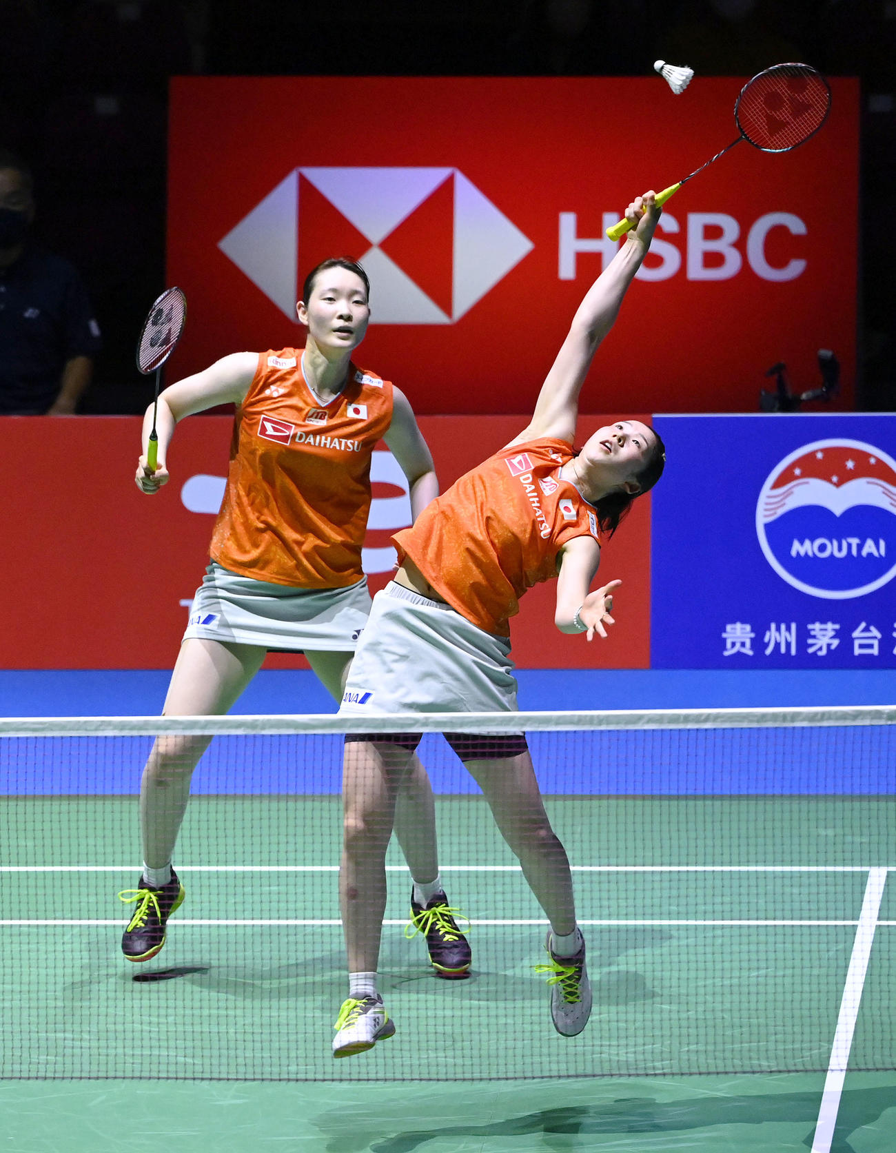 女子ダブルス準決勝　中国ペアと対戦する永原（手前）、松本組（共同）