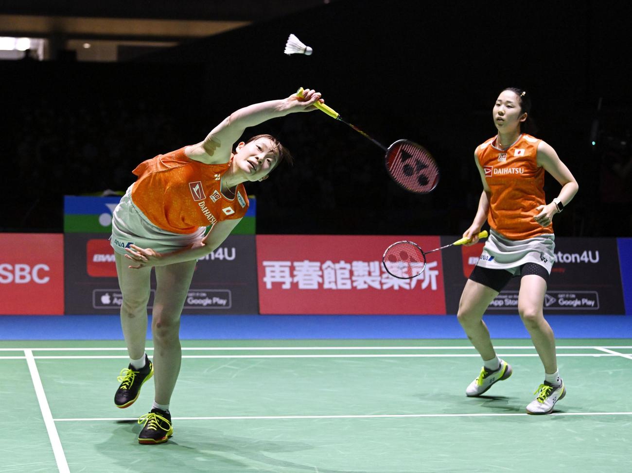 女子ダブルス準決勝　中国ペアと対戦する永原（右）、松本組（共同）