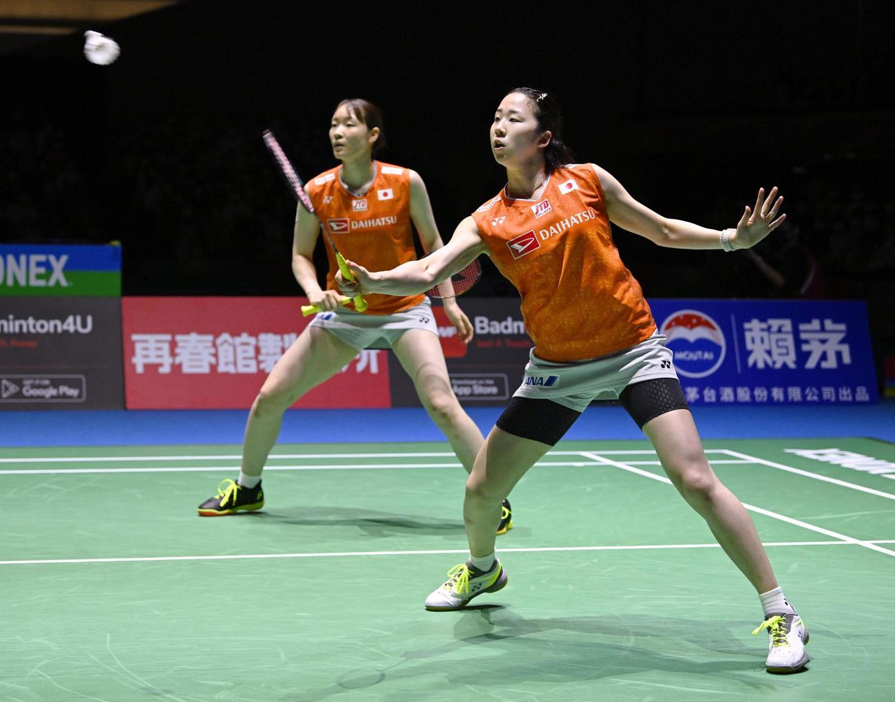 女子ダブルス準決勝　中国ペアと対戦する永原（手前）、松本組（共同）