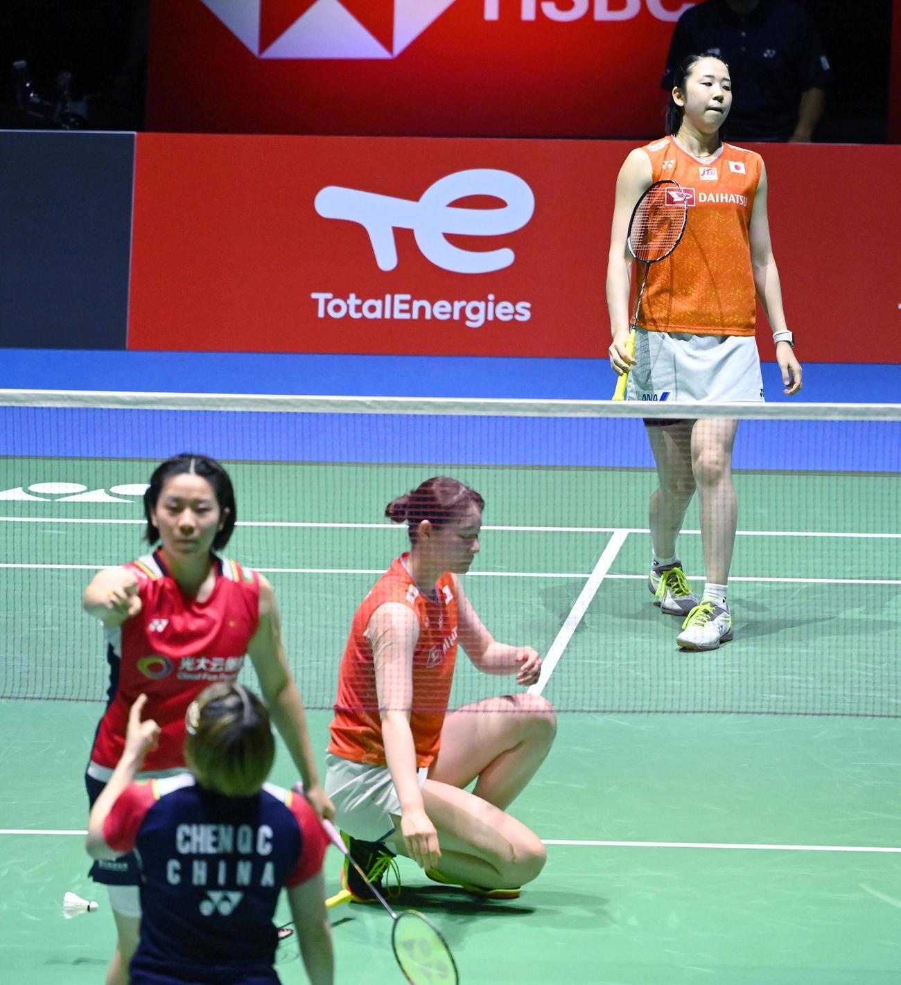 女子ダブルス準決勝　ポイントを許した永原（奥右）、松本組（共同）