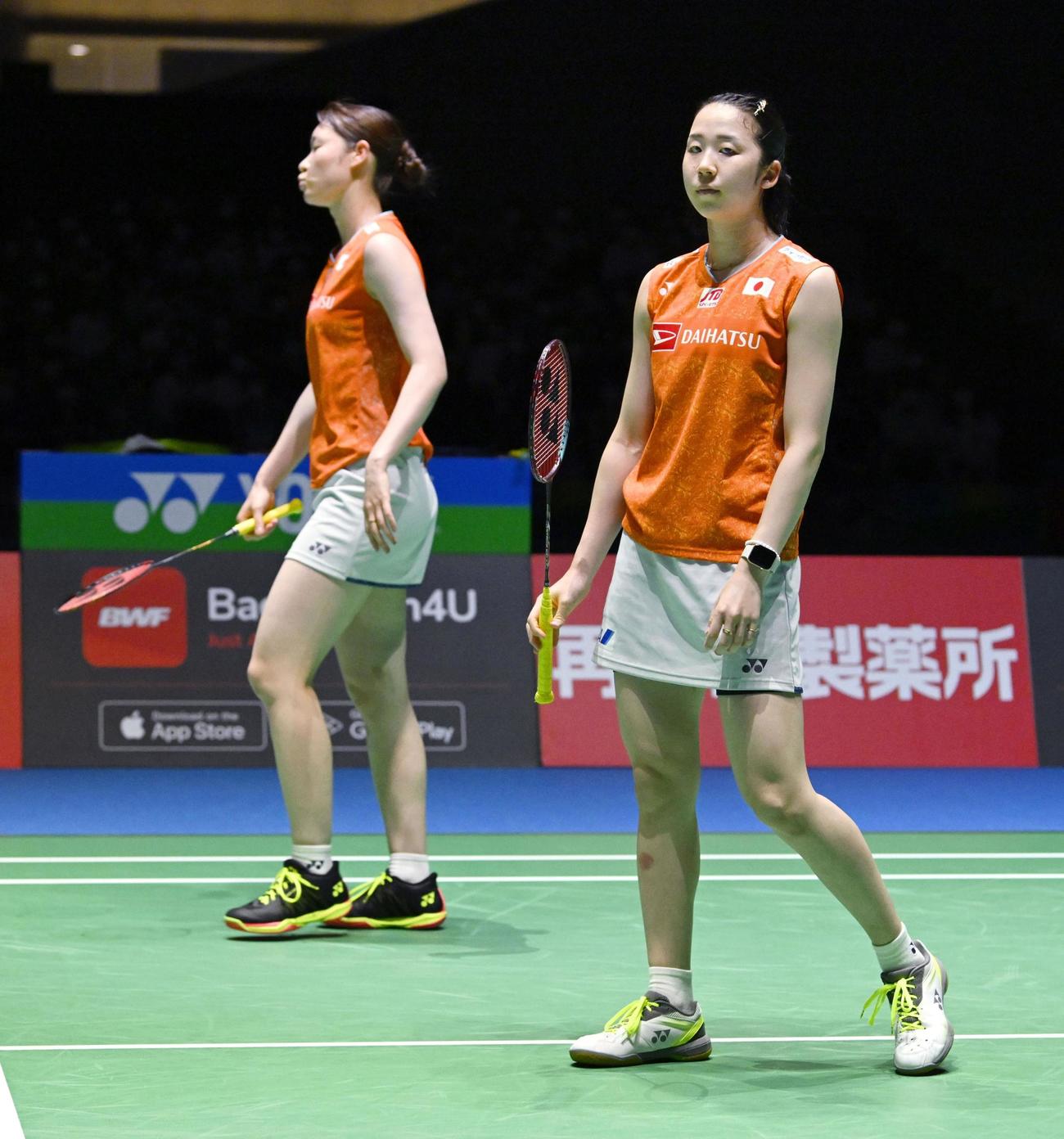 女子ダブルス準決勝　ポイントを許した永原（右）、松本組（共同）