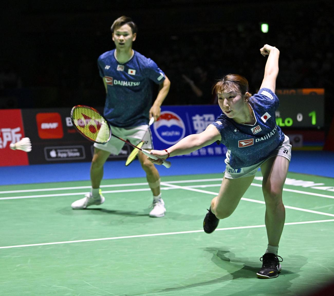 混合ダブルス準決勝　ドイツペアと対戦する渡辺（奥）（共同）