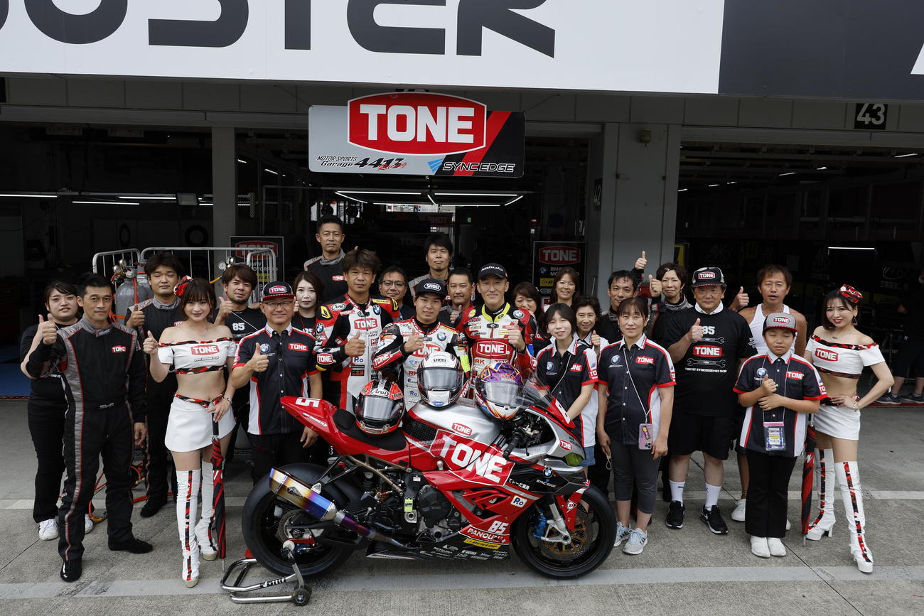 8月の鈴鹿8時間耐久ロードレースで写真に納まる陣営（TONE RT SYNCEDGE4413 BMW提供）