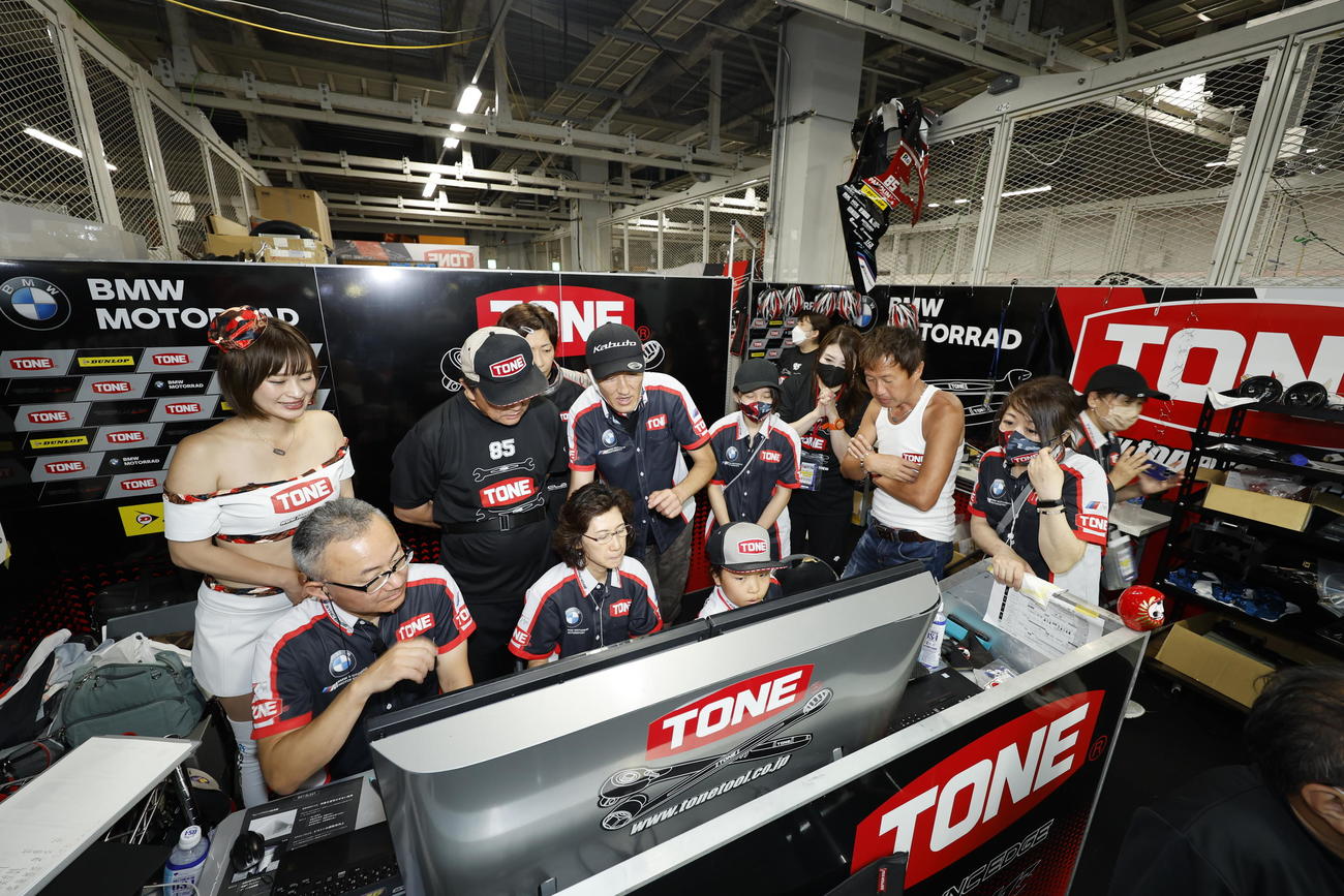 8月の鈴鹿8時間耐久ロードレースでモニターを見つめる陣営（TONE RT SYNCEDGE4413 BMW提供）