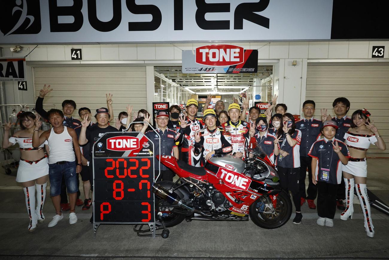 8月の鈴鹿8時間耐久ロードレースで写真に納まる陣営（TONE RT SYNCEDGE4413 BMW提供）