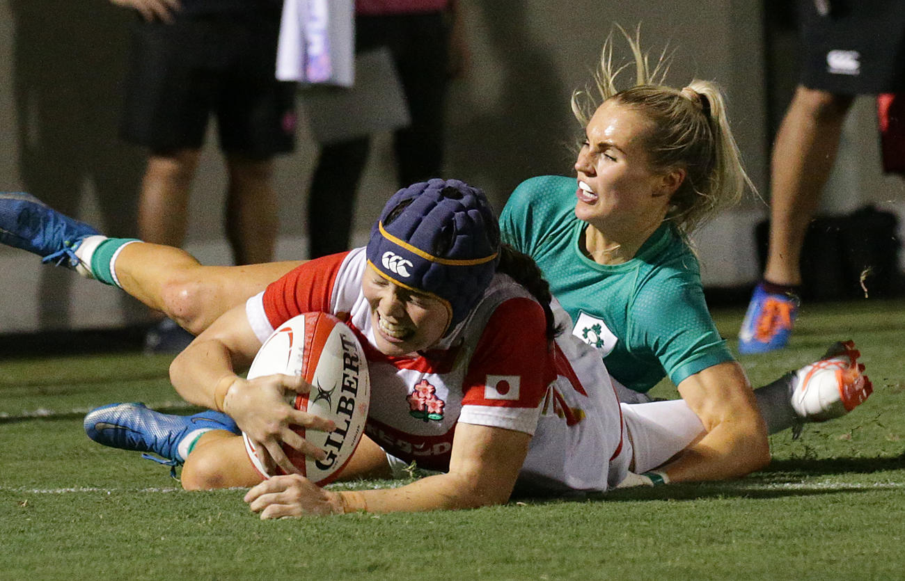日本対アイルランド　後半、トライを決めるWTB名倉（左）（撮影・中島郁夫）