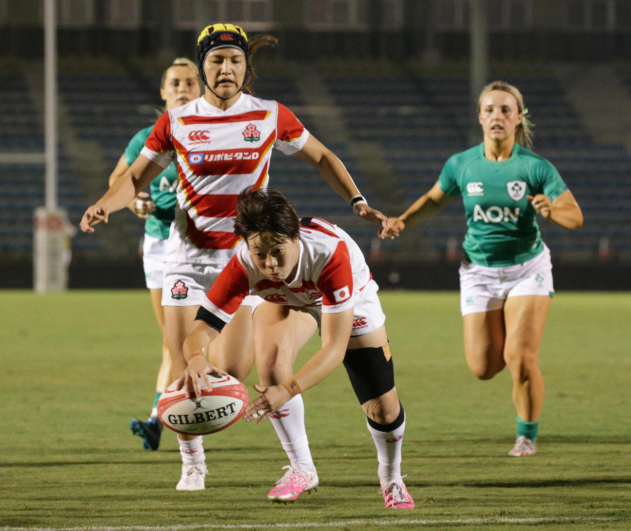 女子日本代表対女子アイルランド代表　前半、トライを決める女子日本代表SO大塚（撮影・中島郁夫）