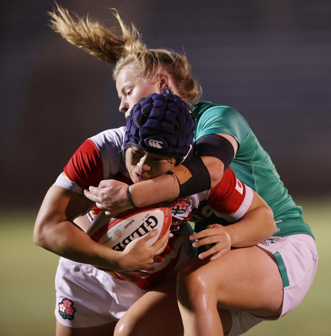 女子日本代表対女子アイルランド代表　前半、トライを決める女子日本代表FB松田（左）（撮影・中島郁夫）