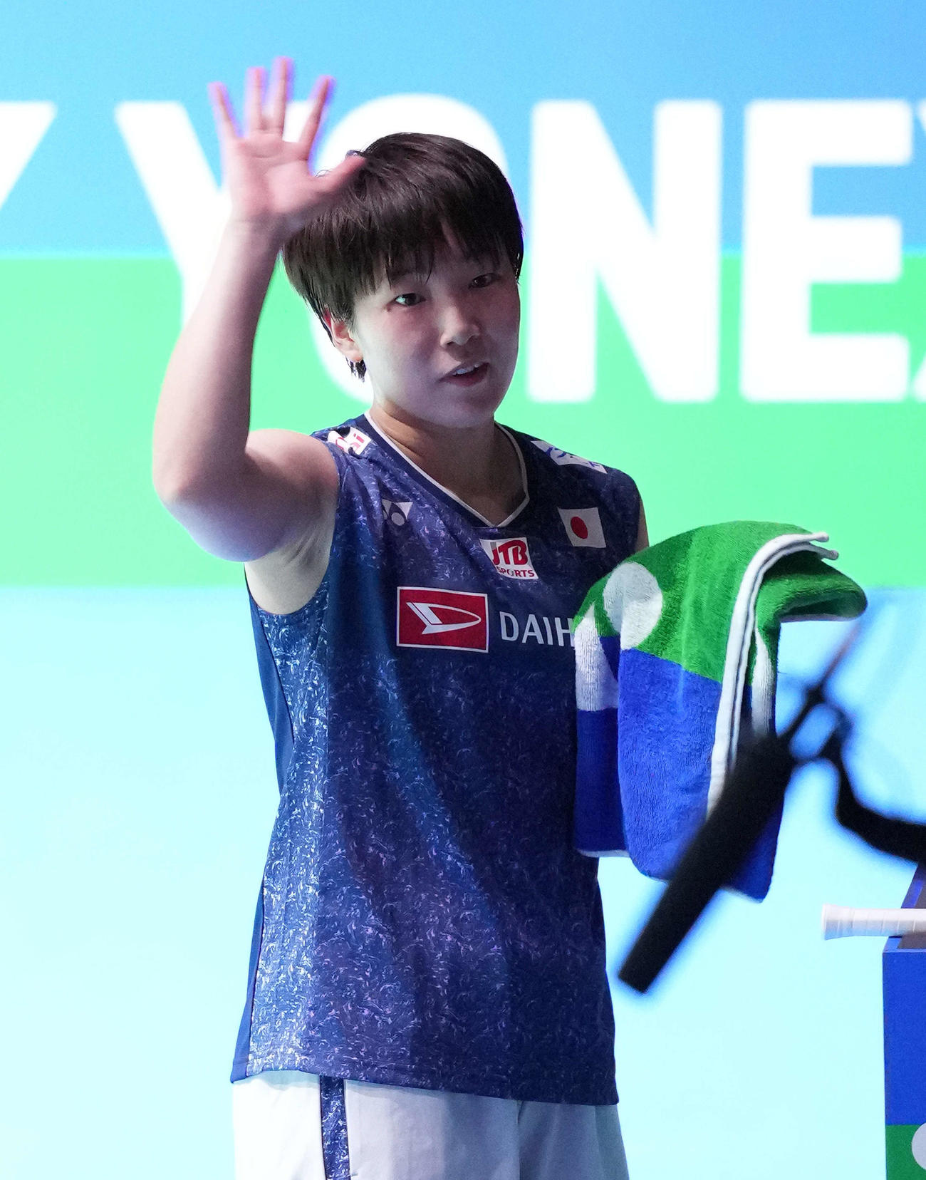 女子シングルス準決勝で勝利した山口は観客席に手を振る（撮影・滝沢徹郎）
