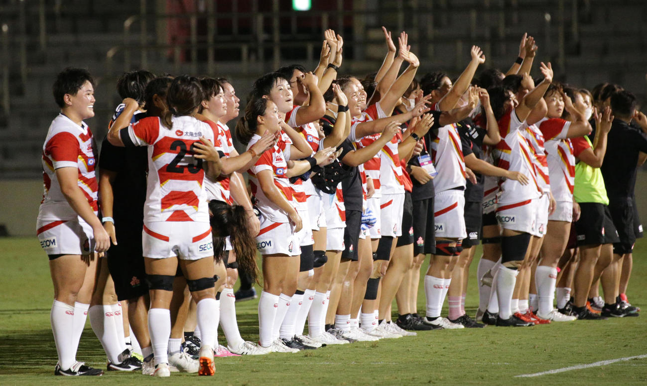 女子アイルランド代表を破りスタンドに歓喜の報告をする女子日本代表（撮影・中島郁夫）