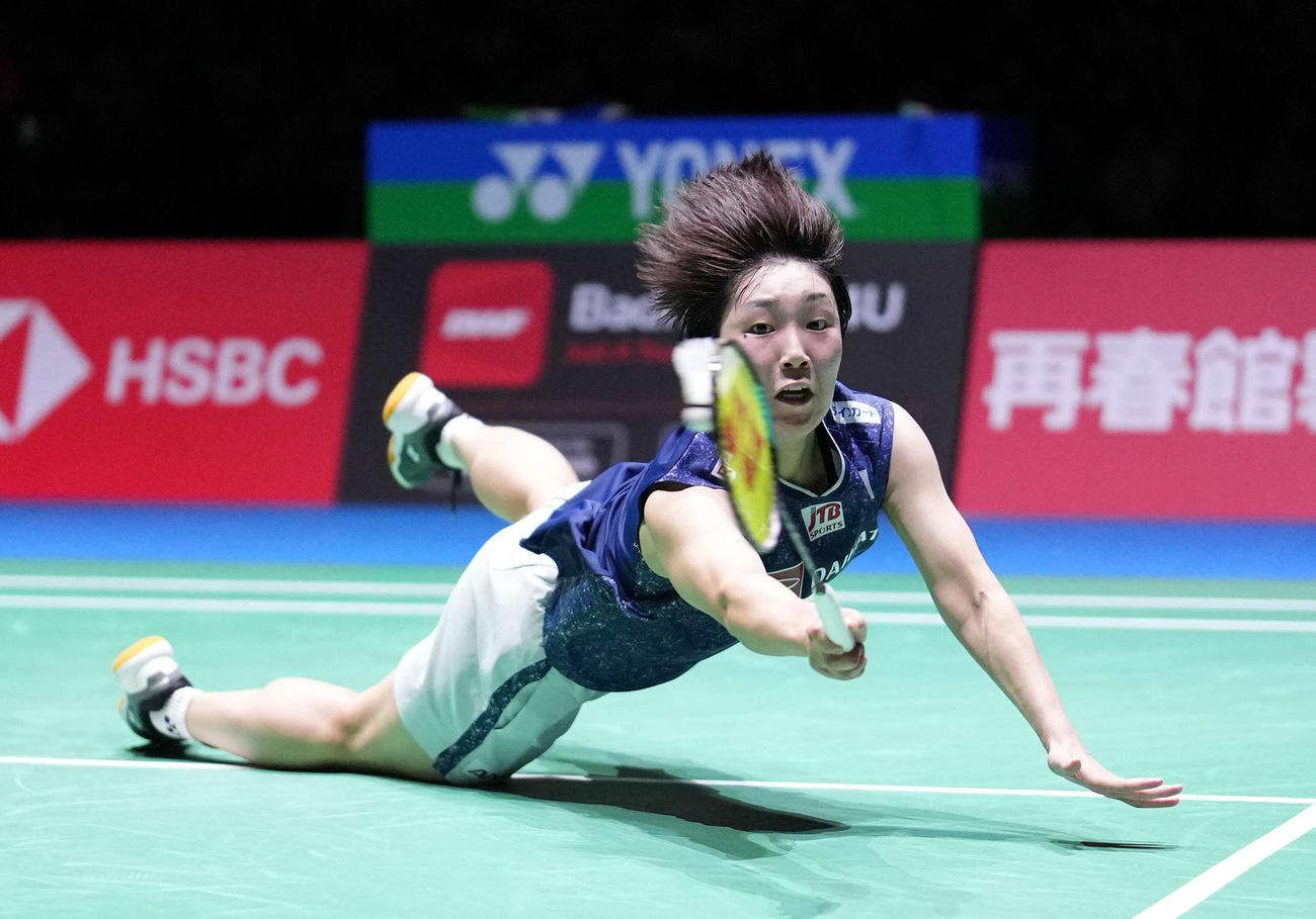 女子シングルス決勝でプレーする山口（撮影・滝沢徹郎）