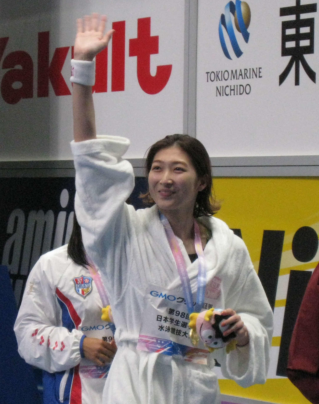 女子50メートル自由形の表彰後、応援席に手を振る池江璃花子（撮影・吉池彰）