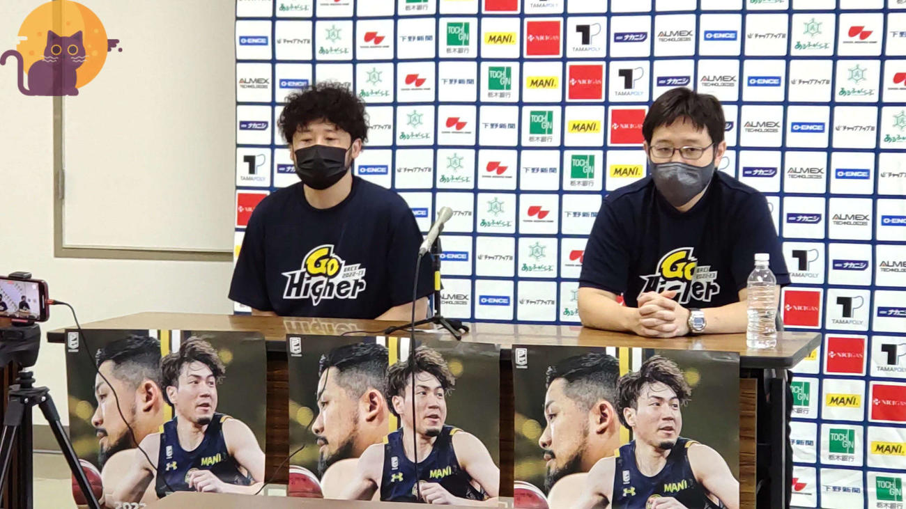 シーズン開幕前のファンイベント後、記者会見に臨む宇都宮の田臥勇太（左）と佐々宜央ヘッドコーチ（撮影・沢田啓太郎）