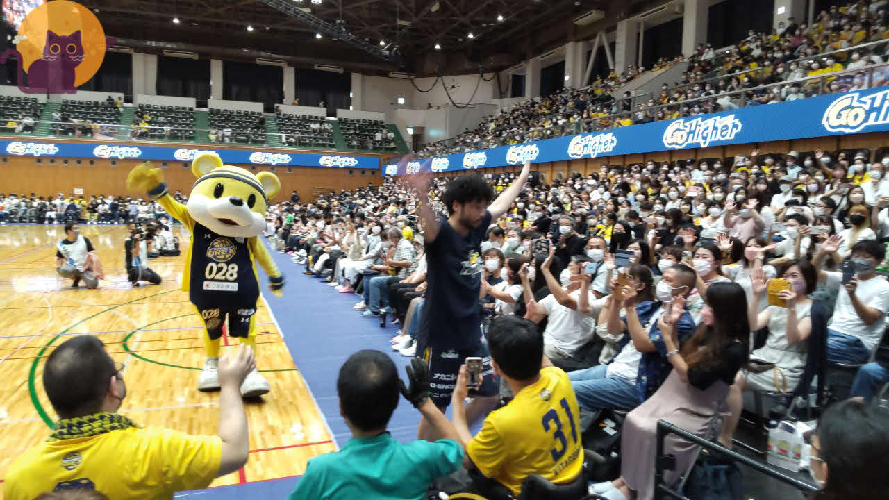 シーズン開幕前のチームイベントでファンに手を振る宇都宮の田臥勇太とマスコットのブレッキー（撮影・沢田啓太郎）