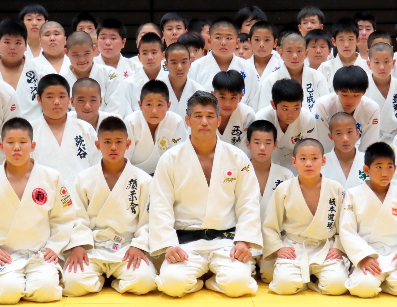 柔道の全日本小学生育成プロジェクト2022で6年生と記念撮影する井上康生氏（前列中央）