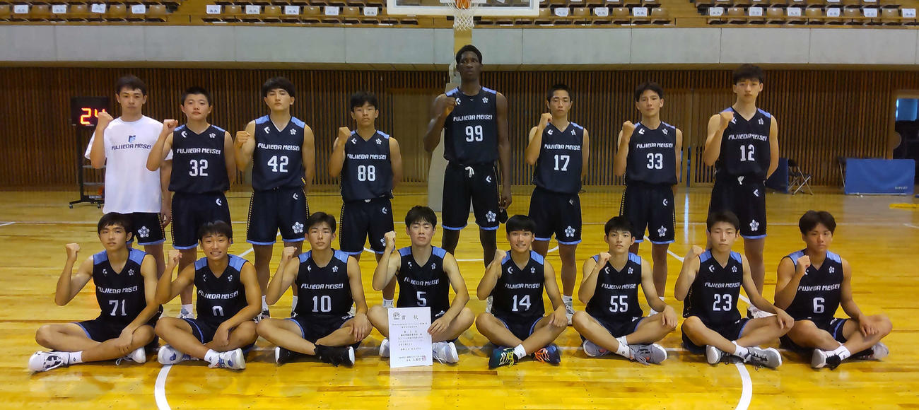 初優勝を飾った藤枝明誠の選手ら