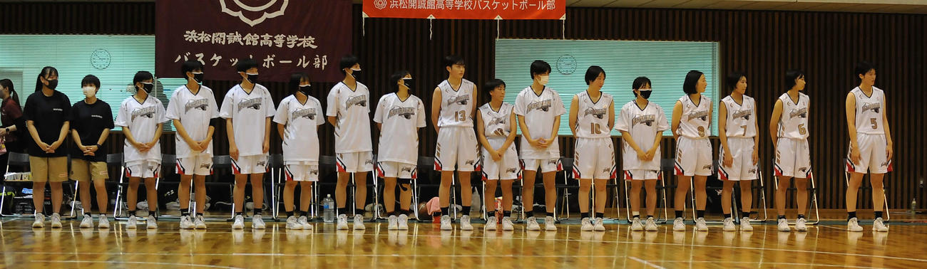 女子の表彰式で整列する浜松開誠館の選手ら