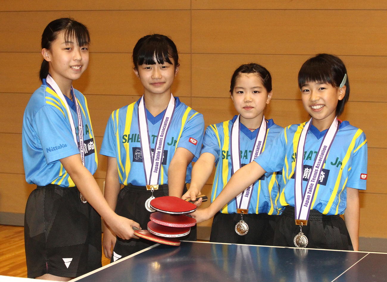 全国ホープス女子団体で準優勝した新発田ジュニアのメンバー。左から渡辺葵、浅井、渡辺柚、嶋田