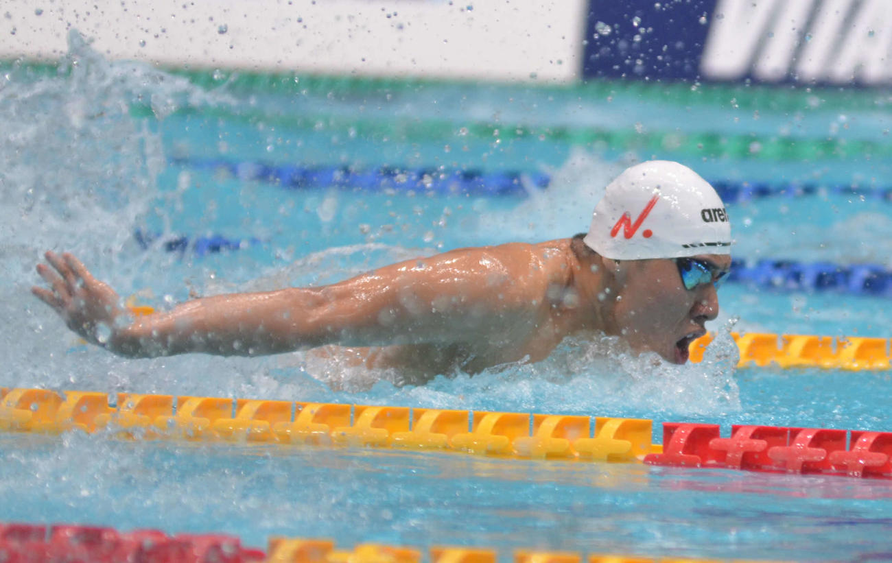 男子200メートルバタフライ予選、前半は抑えめながらも、全体1位で通過した本多灯（撮影・吉池彰）