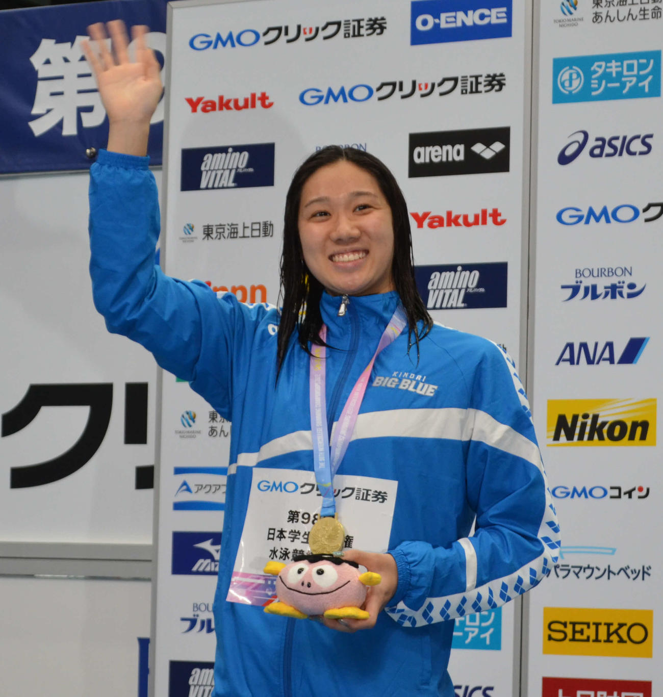 女子400メートル自由形で2連覇し、応援席に手を挙げる難波実夢（撮影・吉池彰）