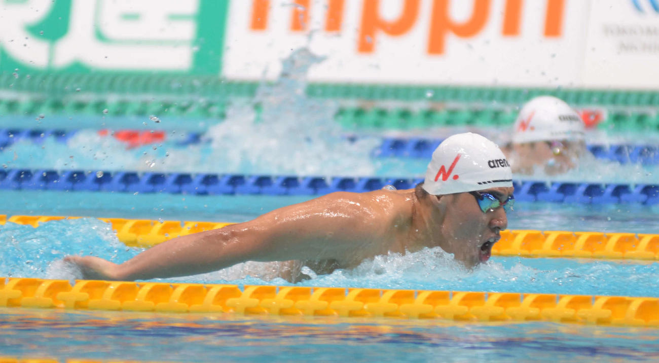 男子200メートルバタフライ決勝後半で力を見せる本多灯（撮影・吉池彰）