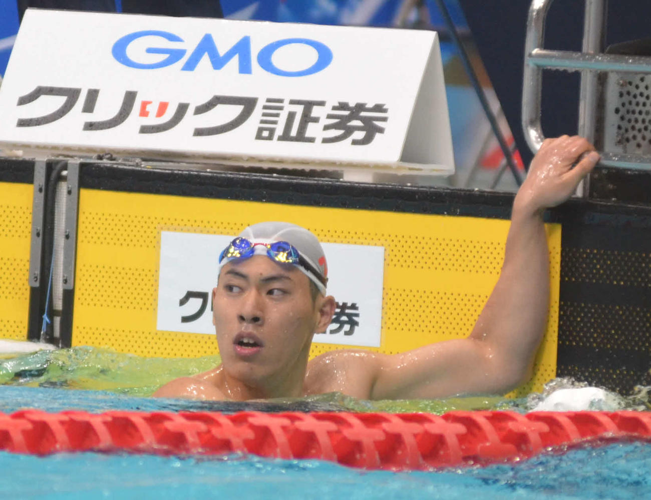 男子200メートルバタフライ予選を終え、タイムを確認する本多灯（撮影・吉池彰）