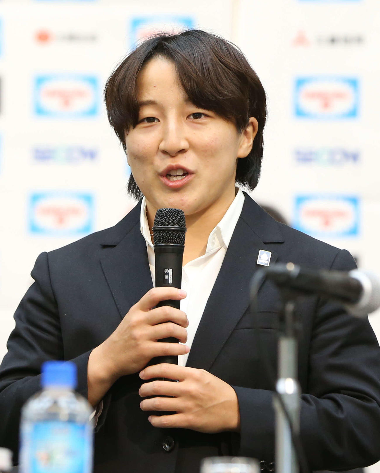 ラグビー女子日本代表の総括記者会見に登壇する阿部（撮影・藤塚大輔）