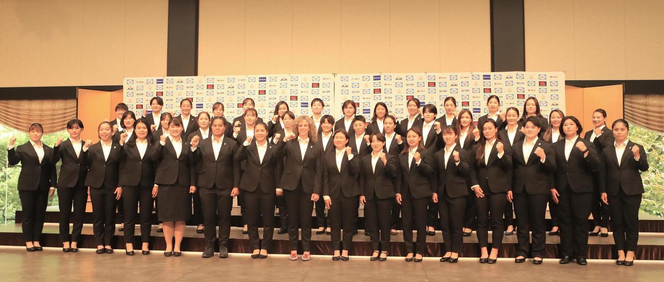 ラグビー女子日本代表の総括記者会見に登壇しポーズをとる選手たち（撮影・藤塚大輔）