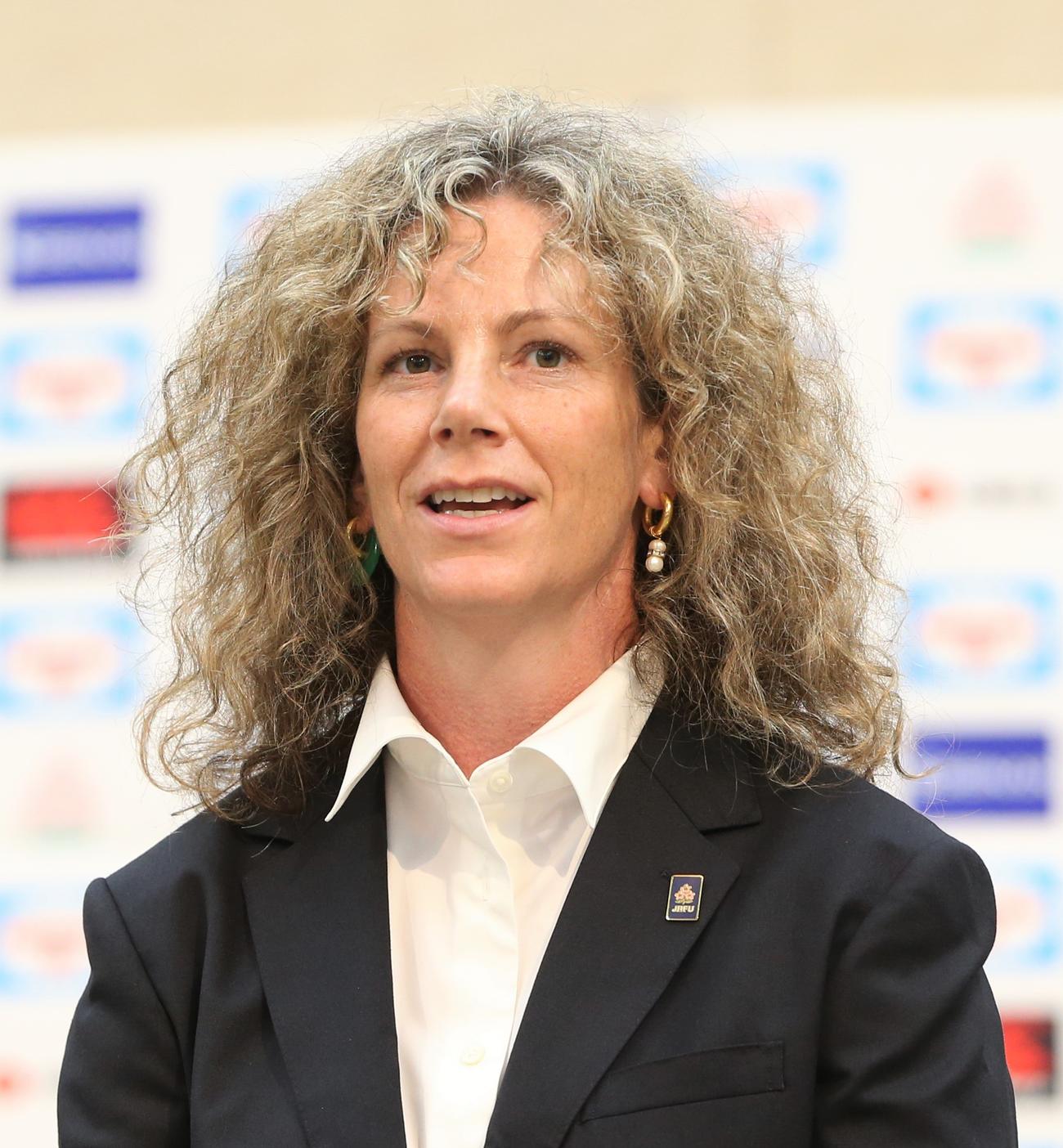 ラグビー女子日本代表の総括記者会見に登壇するマッケンジーヘッドコーチ（撮影・藤塚大輔）