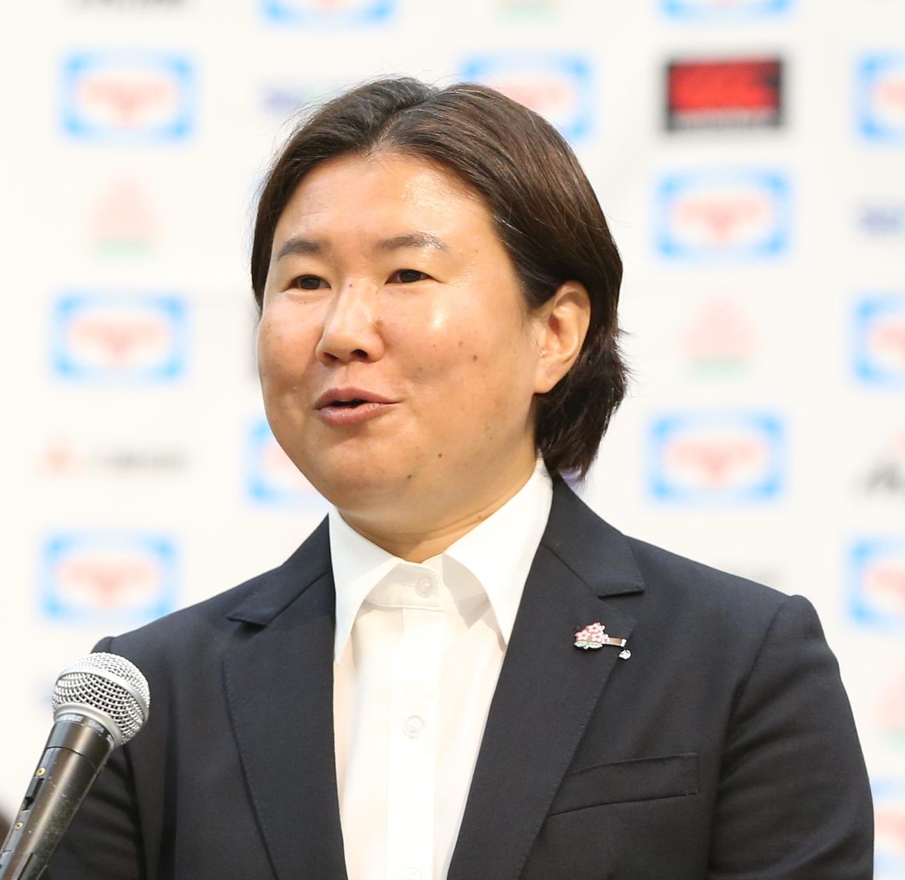 ラグビー女子日本代表の総括記者会見に登壇する浅見敬子ナショナルチームディレクター（撮影・藤塚大輔）