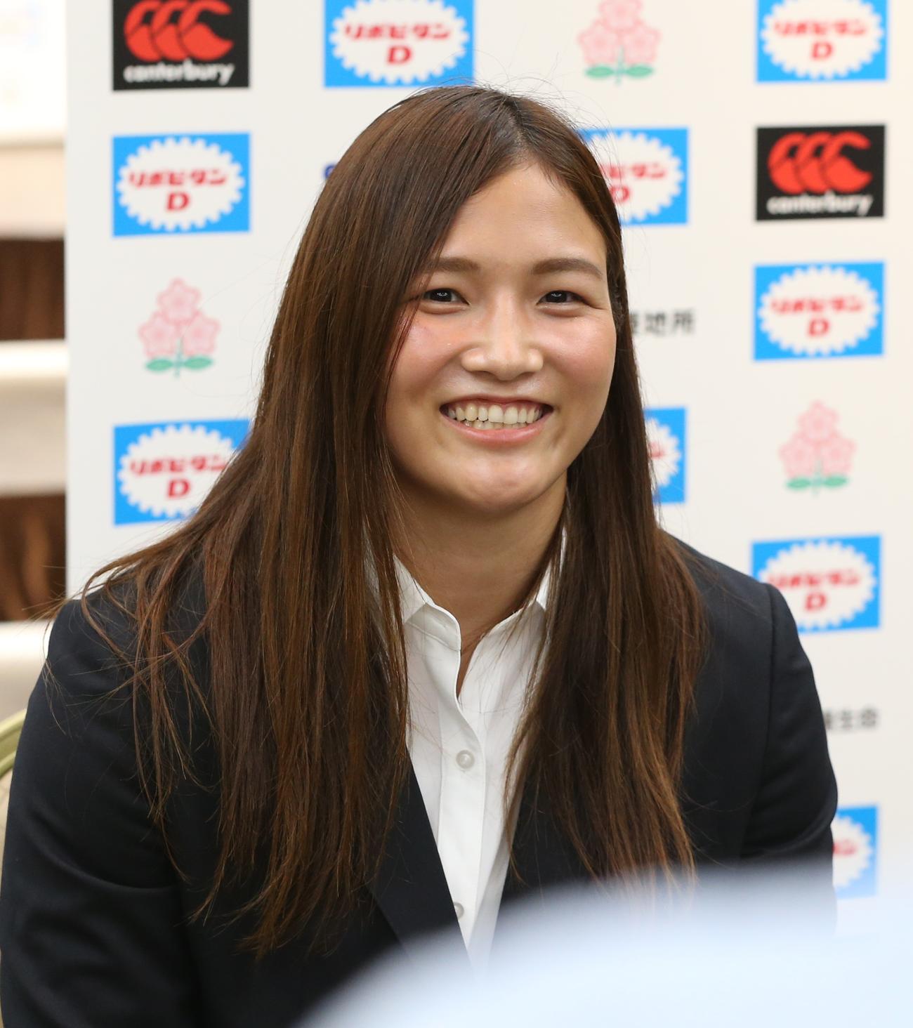 ラグビー女子日本代表の総括記者会見後の取材で笑顔を見せる古田（撮影・藤塚大輔）