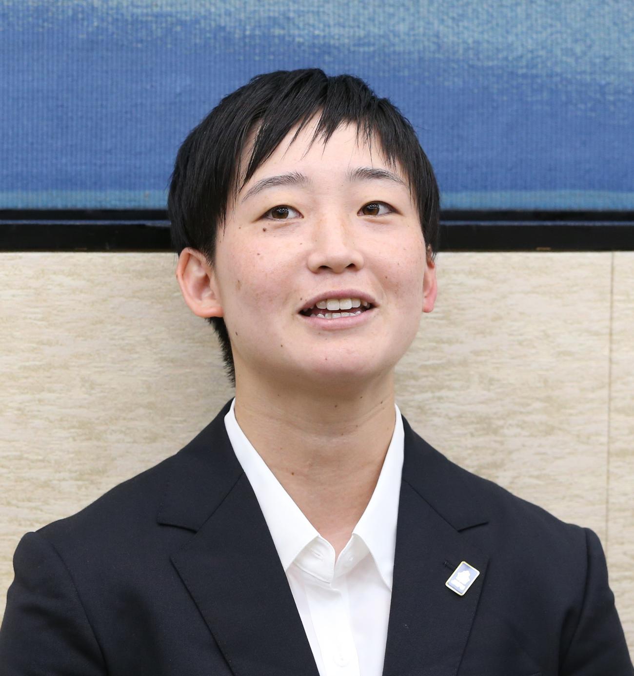 ラグビー女子日本代表の総括記者会見後の取材で笑顔を見せる山本（撮影・藤塚大輔）