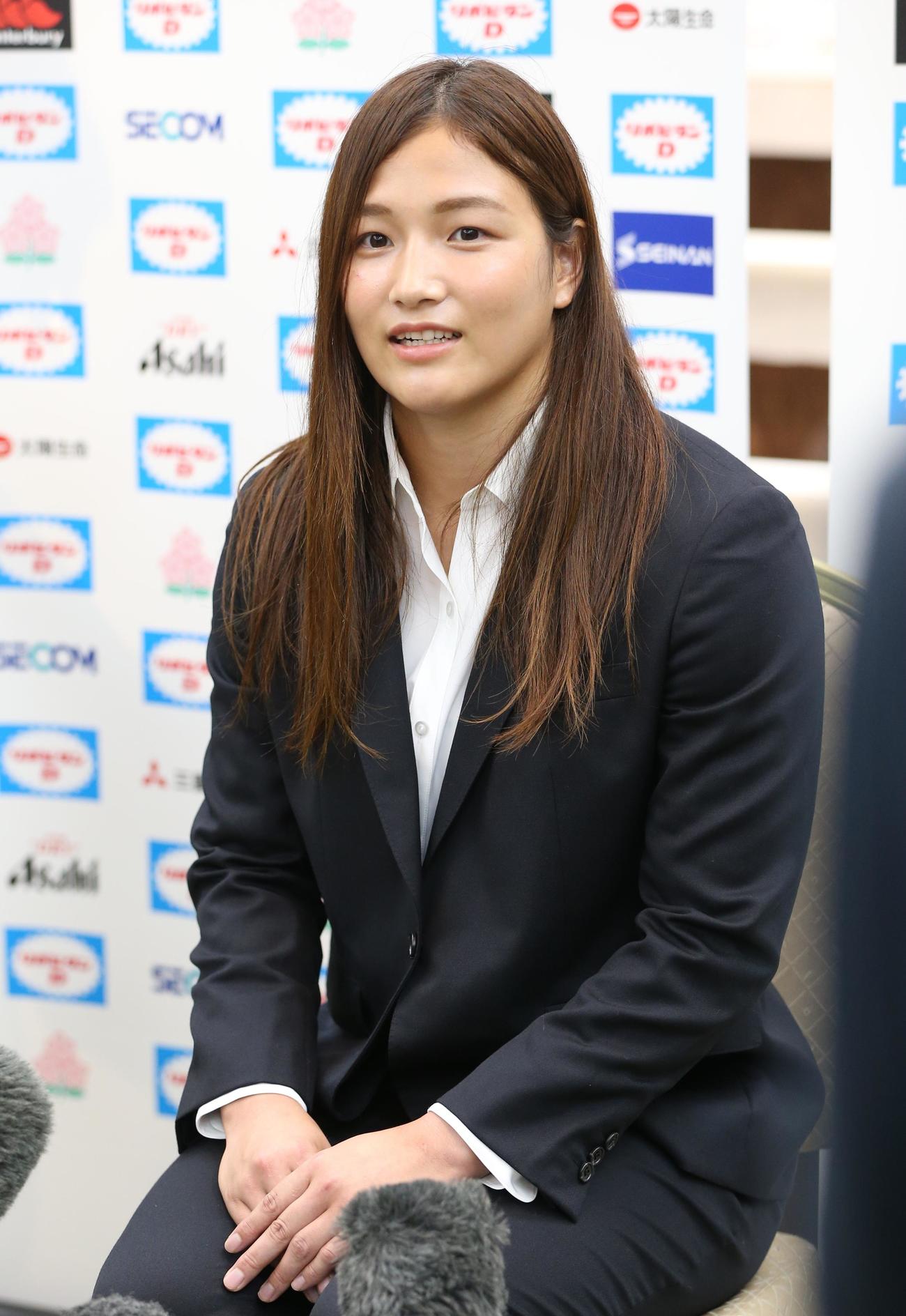 ラグビー女子日本代表の総括記者会見後の取材で笑顔を見せる古田（撮影・藤塚大輔）