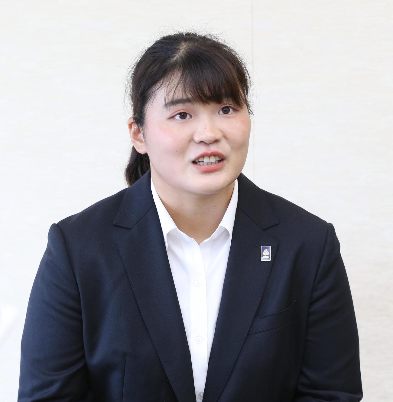 ラグビー女子日本代表の総括記者会見後の取材で笑顔を見せる永井（撮影・藤塚大輔）